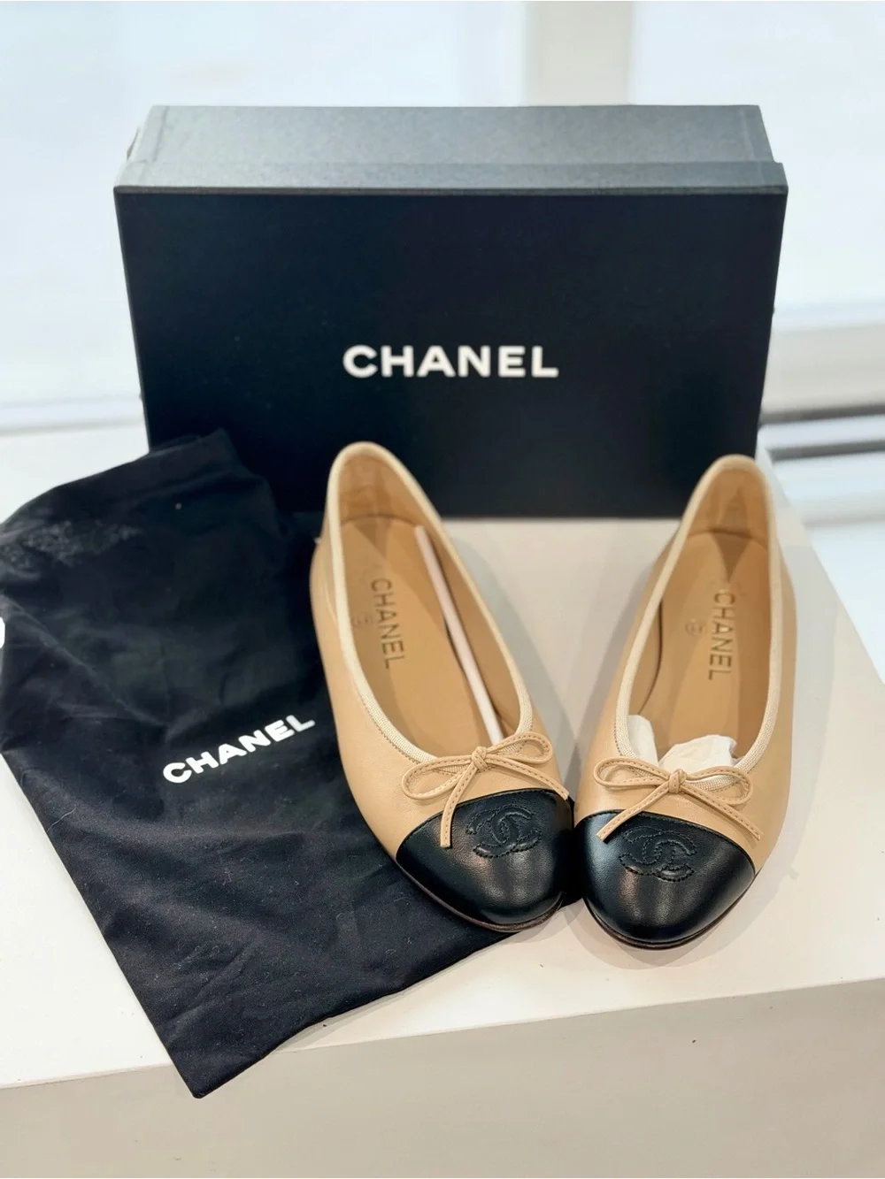 Sold ! !! CHANEL Beige and Black Two-Tone Leather Ballet Flats